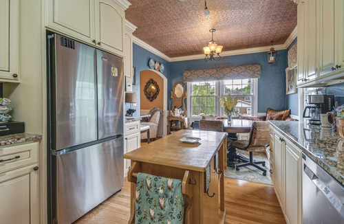 Huntington House | Monthly Stay Special! Cozy Cottage in Huntington