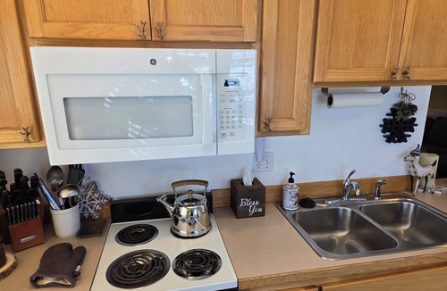 Nampa Cottage | Moonlight Cottage-Great Fire Pit! Walk to Marina, Ponderosa Park or Downtown!