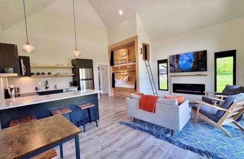 Stanton Cabin | Moonrise Meadow | RARE River BEACH, Hot Tub, RRG