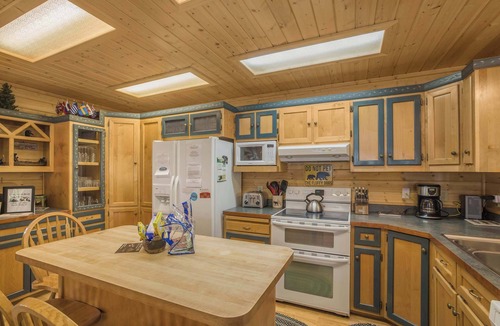 Island Park House | Moose Inn - 22 Miles to YNP ~ Wifi ~ BBQ ~ Firepit
