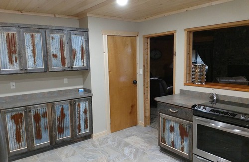 Island Park House | Moose View Lodge 3 bedroom 3 bath cabin with mountain view's and hot tub.