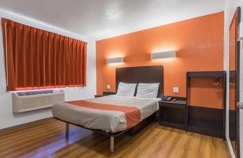 Oleander - Sunset Hotel | Motel 6 Bakersfield