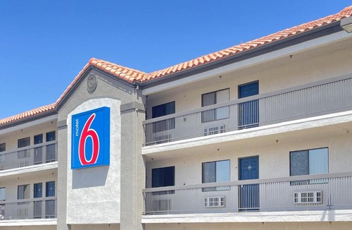 Barstow Hotel | Motel 6 Barstow, CA - Mojave Desert Stop - I-15