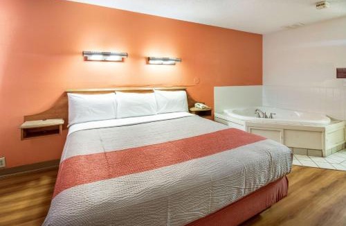 Dayton Hotel | Motel 6-Dayton, OH - Englewood