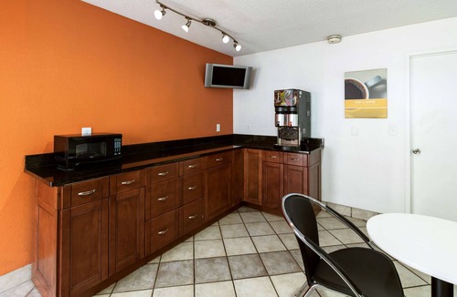Dayton Hotel | Motel 6 Dayton, OH - Englewood