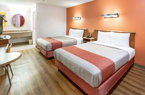 Dayton Hotel | Motel 6 Dayton, OH - Englewood
