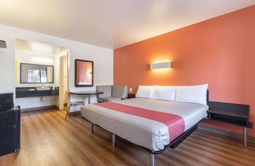 Fresno Hotel | Motel 6-Fresno, CA