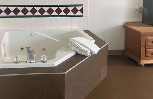 Portland Hotel | Motel 6 Portland, IN