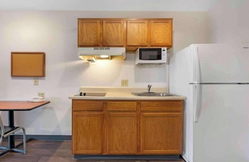 Sharonville Hotel | Motel 6 Suites Cincinnati Sharonville, OH