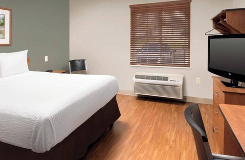 Sharonville Hotel | Motel 6 Suites Cincinnati Sharonville, OH