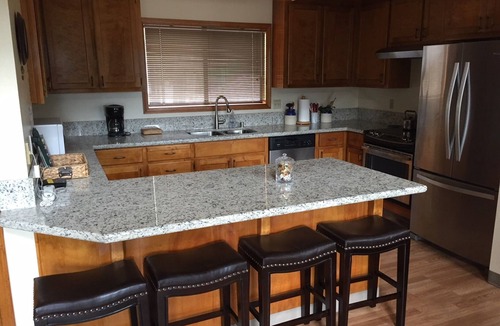 Bass Lake Cabin | Mountain Cabin for Rent Near Yosemite, with BOAT SLIP.
