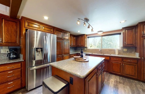 Lake Arrowhead Cabin | Mountain cabin retreat fenced yard game room easy parking