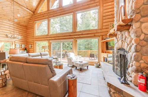 Shaver Lake Cabin | Mountain Cabin w/Hot Tub: 4 Mi to Shaver Lake!
