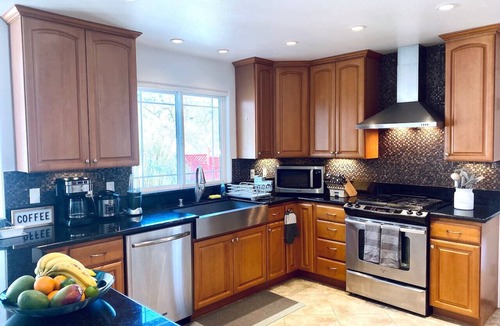 Oakhurst House | Mountain Escape Near Yosemite South Gate, Hot Tub, Views, Games & Pet friendly!