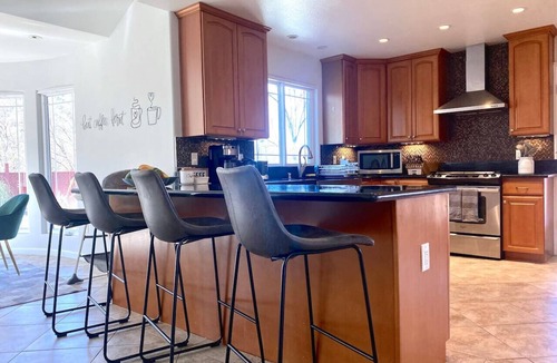 Oakhurst House | Mountain Escape Near Yosemite South Gate, Hot Tub, Views, Games & Pet friendly!