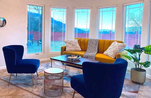Oakhurst House | Mountain Escape Near Yosemite South Gate, Hot Tub, Views, Games & Pet friendly!
