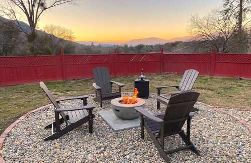 Oakhurst House | Mountain Escape Near Yosemite South Gate, Hot Tub, Views, Games & Pet friendly!
