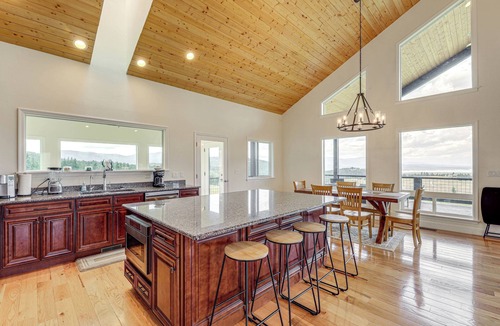 Rexford House | Mountain & Lake View: Rexford Estate on 28 Acres!