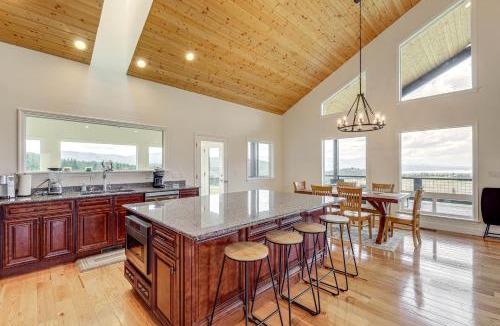 Rexford House | Mountain & Lake View: Rexford Estate on 28 Acres!