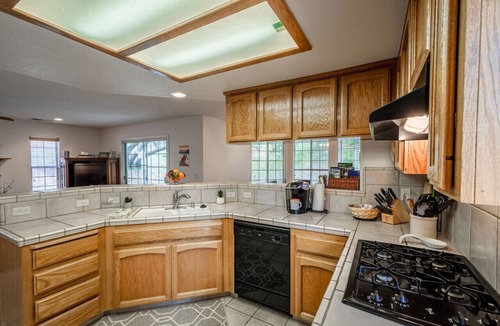 Oakhurst Villa | Mountain Majesty, with Hot Tub/Pool Table/Generator/EV/RV/Boat