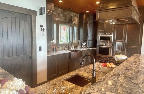 Elmo House | Mountain Modern Family 6-Acre Luxury Home & Guest Cabin w/Lake View & Nearby Lake Access