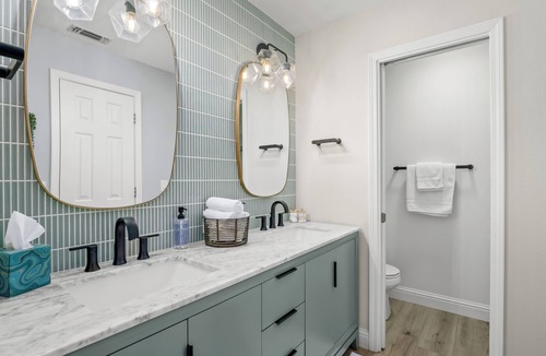 Oakhurst Hotel | Mountain View King Suite with Hot Tub & Coffee Bar