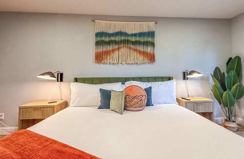 Oakhurst Hotel | Mountain View King Suite with Hot Tub & Coffee Bar