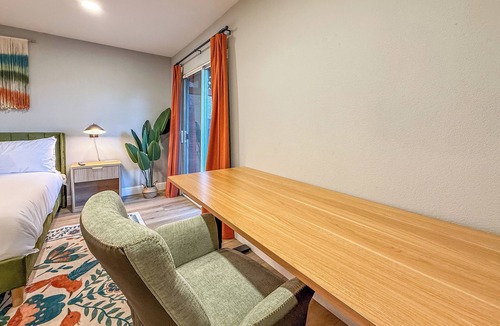 Oakhurst Hotel | Mountain View King Suite with Hot Tub & Coffee Bar