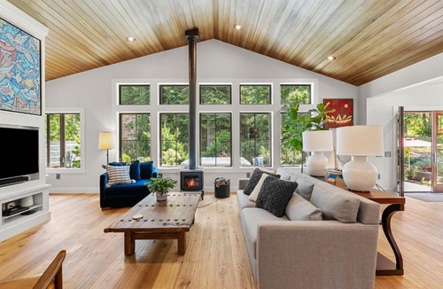 Cascade Locks House | Mountain-View Retreat with Hot Tub & Waterfalls