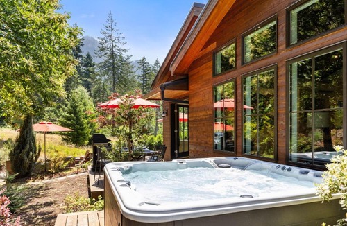 Cascade Locks House | Mountain-View Retreat with Hot Tub & Waterfalls