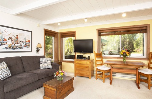 Elkhorn Hotel | Mountain-View Studio Queen Condo with Kitchenette