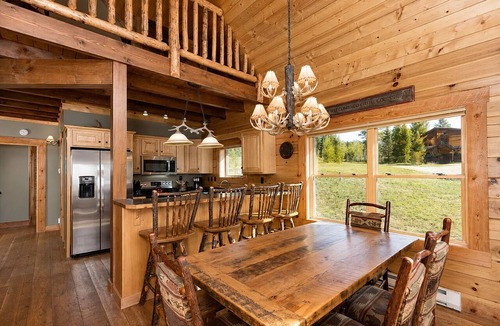 West Yellowstone Cabin | Mountain View Lodge+WiFi+AC+7MilestoYNP