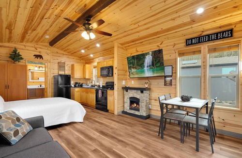 Summerhaven Cabin | Mt. Lemmon Hotel Village Cabin #7