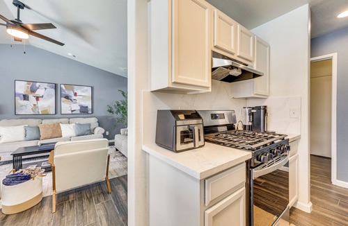 Visalia House | Mtn Retreat 3 Mi to Dtwn Visalia w/Poolside BBQ