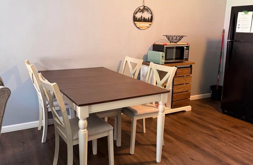Stanton House | Muddy Boots HideoutI Cozy 2BR I 15m to RRG I Wi-Fi