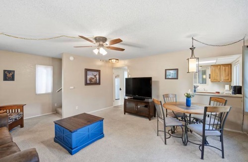 Oakhurst Cottage | Multi-Gen Family Retreat: 2 Homes, 2 Hot Tubs, Bass Lake & Yosemite