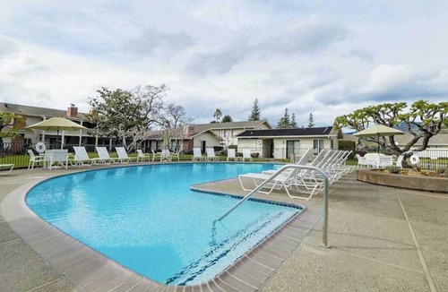 Napa Condo | Napa 1BR Silverado condo with fireplace, patio & heated pool