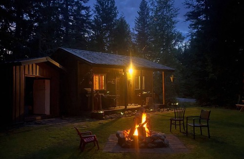Troy Cabin | Nature Lover's Dream. Tiny Cabin with Grand Serenity.