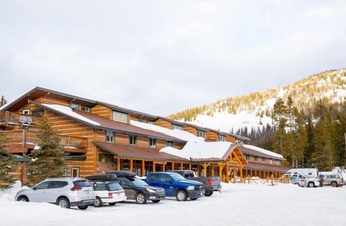 Moran Hotel | Nature's Retreat: Serene Mountain Views | 2 Family Ready Rooms