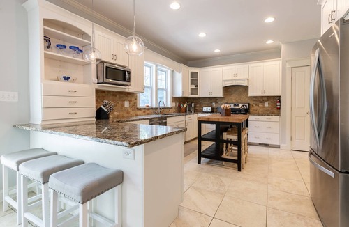 West Annapolis House | Navy Weekend Haven, Family-Friendly Luxury Home w Fenced-in Backyard & Parking