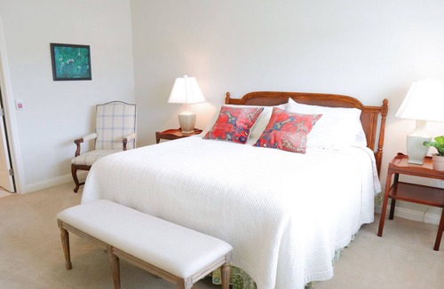 Castleton Apartment | NCAA Football, 2BR/2BA-Apt w/Kitchnt, Rm Svc Avail