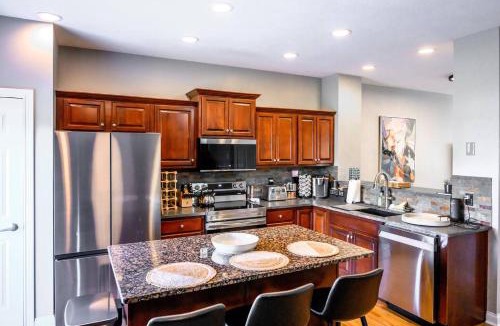 Roseland House | ND Luxury Townhome 8 min to ND Stadium!