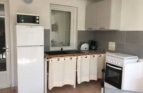 Favone Apartment | N°8-Apartment-Ensuite with Shower