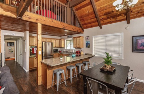 Mariposa Cabin | Near 2 Yosemite Entrances - Hot Tub - Fire Pit - Wood Burning Stove - Pets OK