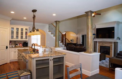 Carriage Hills House | Near airport, food & shoppings. Spacious 5-bedroom house.