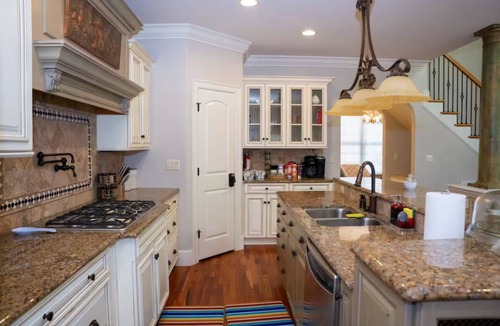 Carriage Hills House | Near airport, food & shoppings. Spacious 5-bedroom house.
