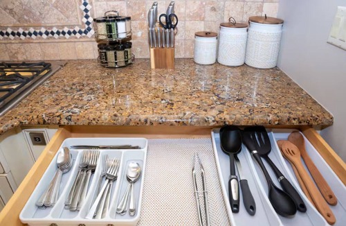 Carriage Hills House | Near airport, food & shoppings. Spacious 5-bedroom house.