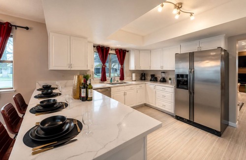 Paradise Villa | Near Convention Center HUGE BACKYARD ONE STORY VILLA BIG POOL STYLISH GAME ROOM