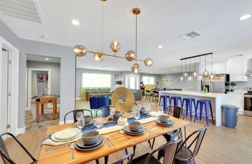Paradise Villa | Near convention center! Luxury! 6-Bedrooms Modern, Central, big pool & Yard.