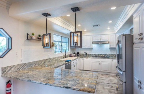 Paradise Villa | Near convention center! Central 5bedroom 3bathroom 2maters BIG POOL & HUGE YARD!